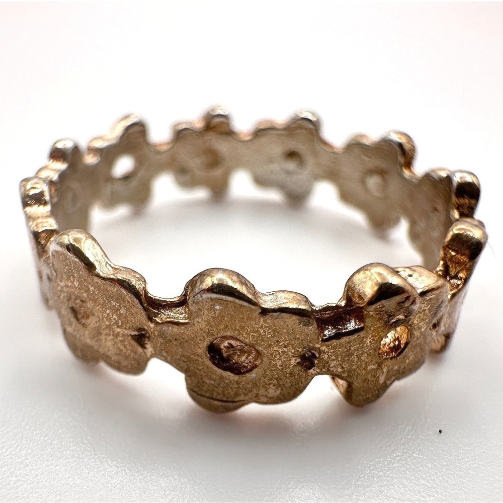 Vintage 80s Gold Tone Daisy Flower Band Ring Continuous Floral Pattern Jewelry
